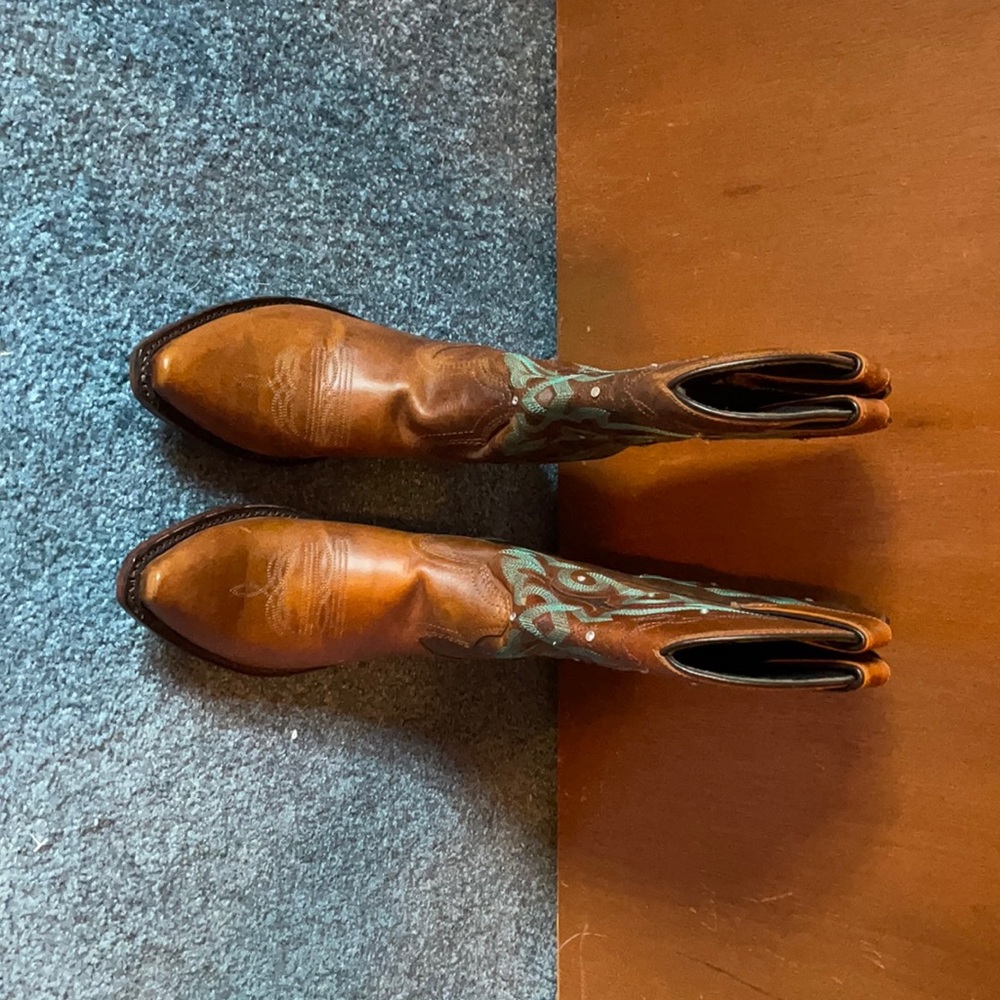 Pointed toe boots